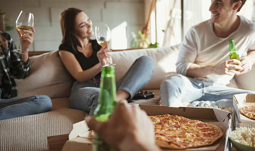 Sujou? Descubra como remover manchas de vinho nos móveis