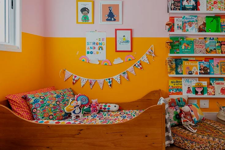 quarto infantil e cantinho da leitura na parede com livros infantis