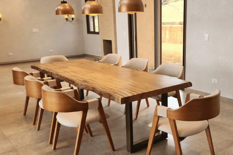 Sala de jantar moderna com mesa Live Edge e cadeiras ottawa