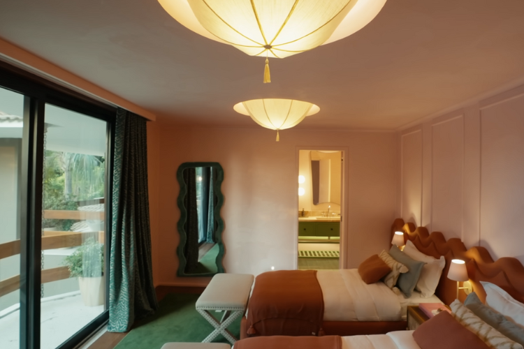 Quarto com muitos adornos curvos nas cores verde e marrom cerâmica.