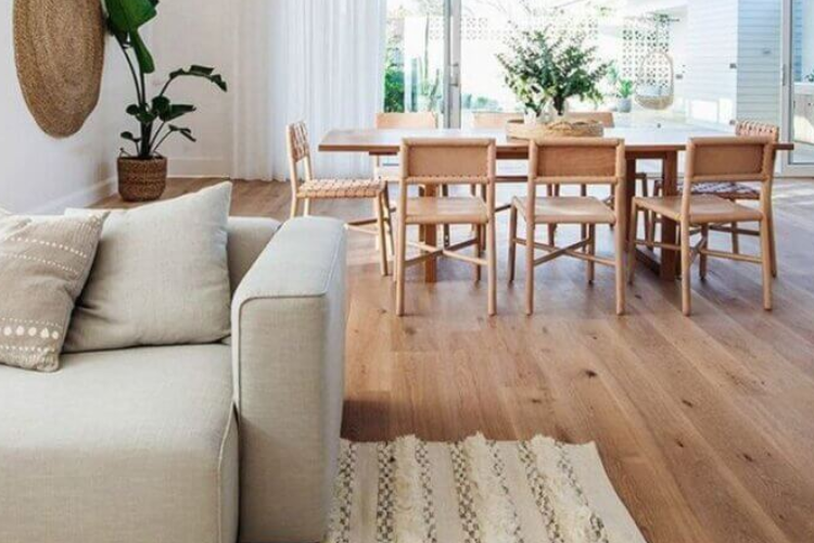 Espaço misto de sala de estar e jantar com detalhamento de palha e cores suaves de marrom e bege