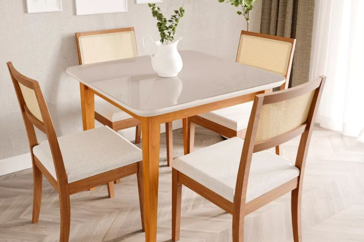 Uma mesa de jantar quadrada com 4 cadeiras em detalhes brancos e madeira simples