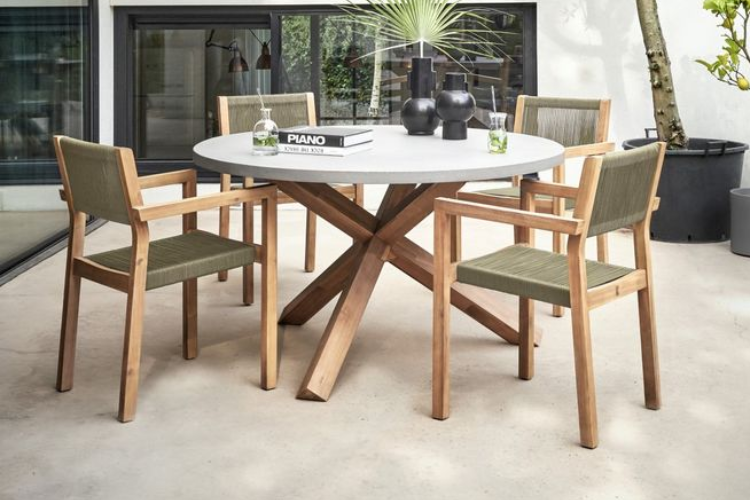 Espaço externo com um conjunto de mesa redonda e 4 cadeiras de detalhes em verde grandes