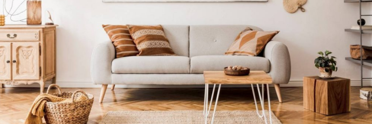 Sala de estar em adornos mais arredondados e orgânicos, foco em detalhes afinados em contraste, com cores em cinza e marrom mais saturado, para representar o design Boho Chic.