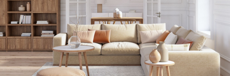 Sala de estar clara, para visualização de um ambiente moderno e harmônico, enfatizando as cores marrom, bege e off white em adornos e móveis mais geométricos.