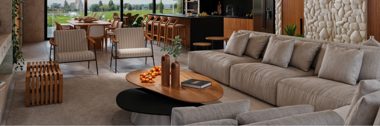 O design contemporâneo tem um contraste entre adornos quadrados, finos, arredondados e grossos, criando uma padronagem únicas, na imagem a sala de estar com sofás claros e muitos detalhes em madeira.
