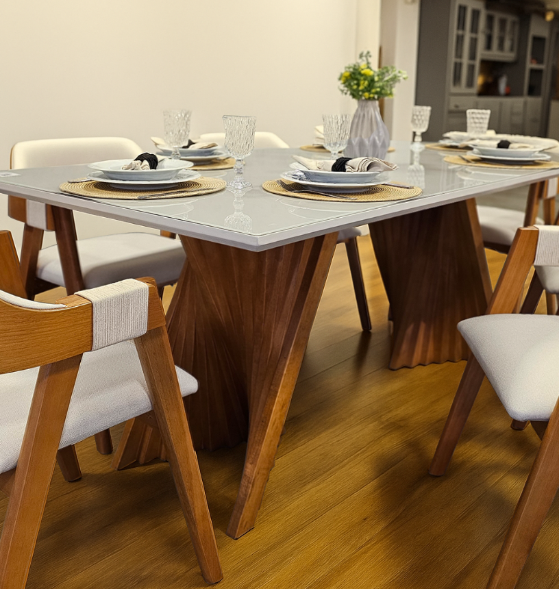 Mesa de jantar Lugano, base de madeira ripada e com tampo fendi branco de vidro, com seis cadeiras ottawa de linho off white e madeira amêndoa.