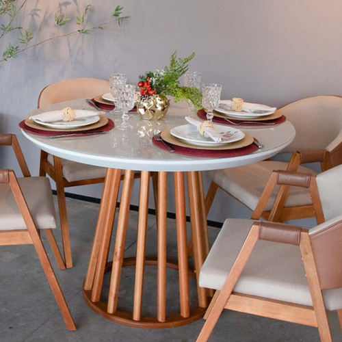 Mesa Tokyo Fendi de tampo de vidro e quatro cadeiras litchi de linho off white , korino caramelo e madeira amêndoa.