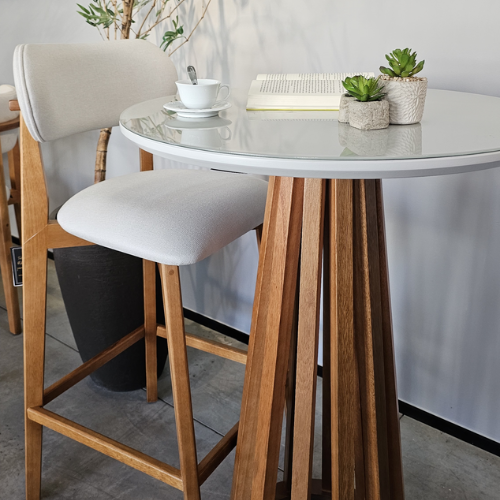 Mesa Tokyo Bistrô Fendi de tampo de vidro de base ripada e banqueta Lunna de linho off white e madeira amêndoa.