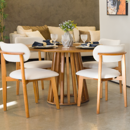 Mesa Tokyo cinamomo de base ripada e quatro cadeiras Lunna de linho off white e madeira amêndoa.